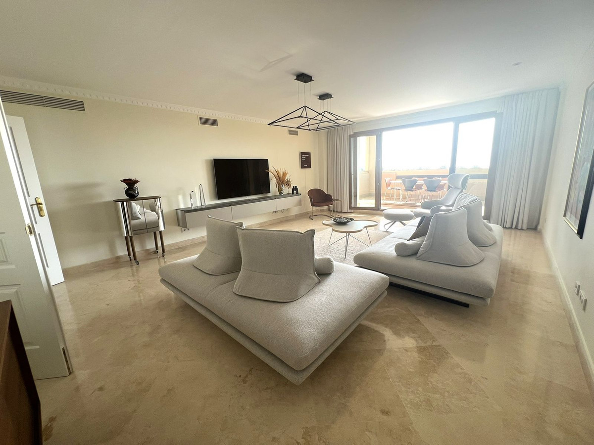 3 Bed Apartment for sale in El Paraiso Costa Del Sol, Málaga, Spain