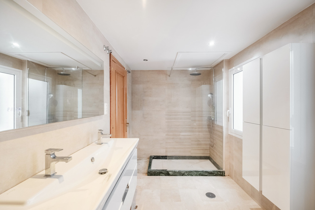 3 Bed Apartment for sale in The Golden Mile Costa Del Sol, Málaga, Spain