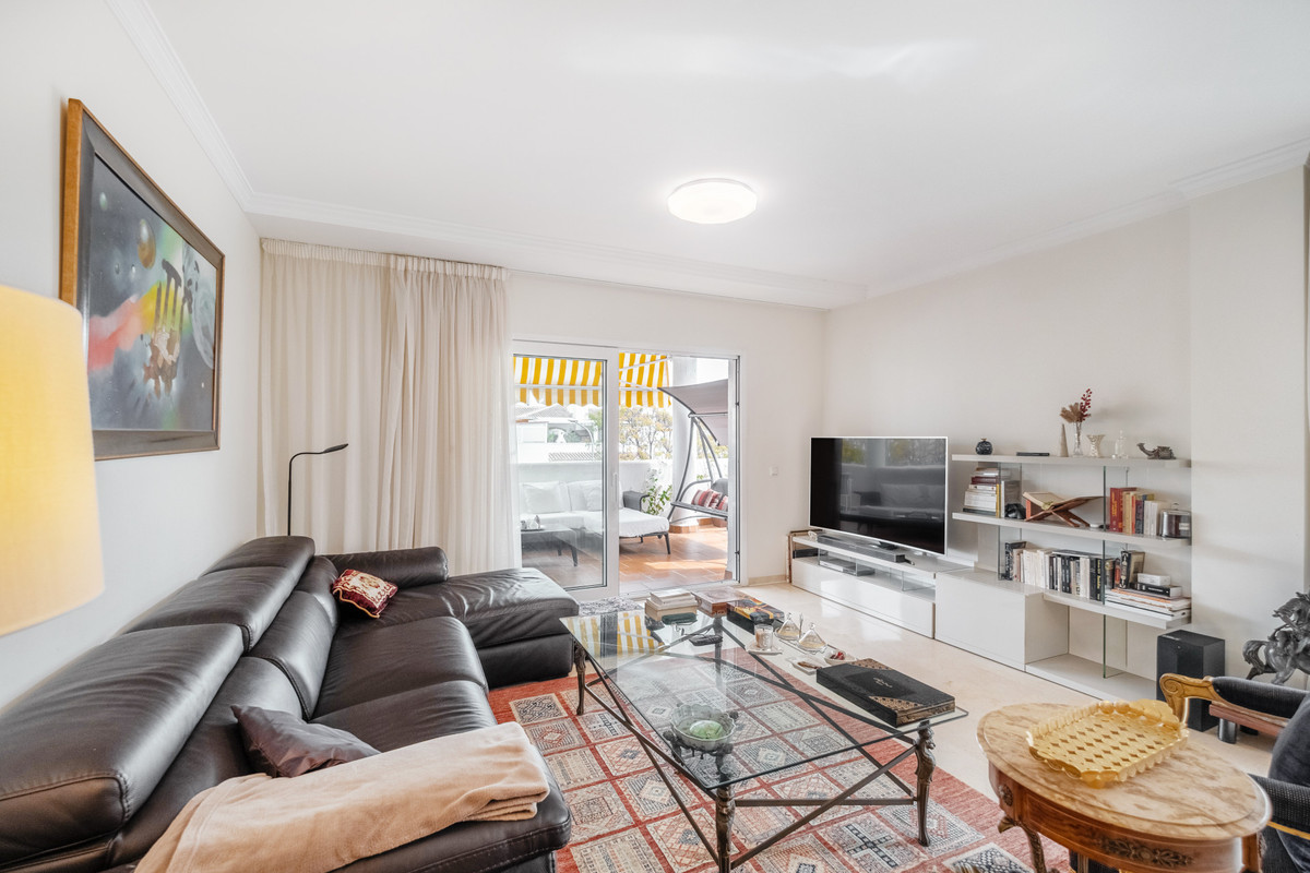 3 Bed Apartment for sale in The Golden Mile Costa Del Sol, Málaga, Spain
