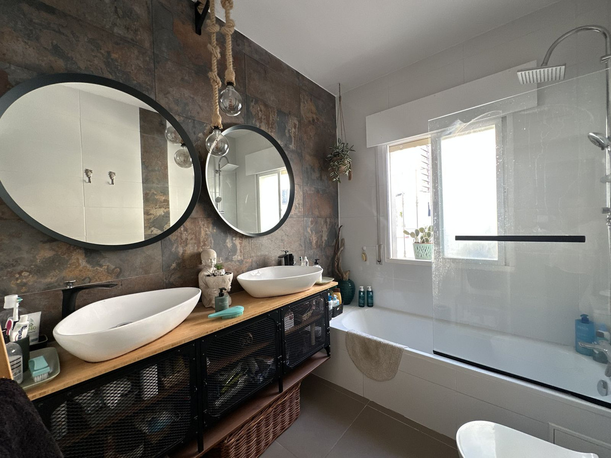 Se vende Villa - Chalet de 4 dormitorios en Costa Del Sol East, Málaga, España