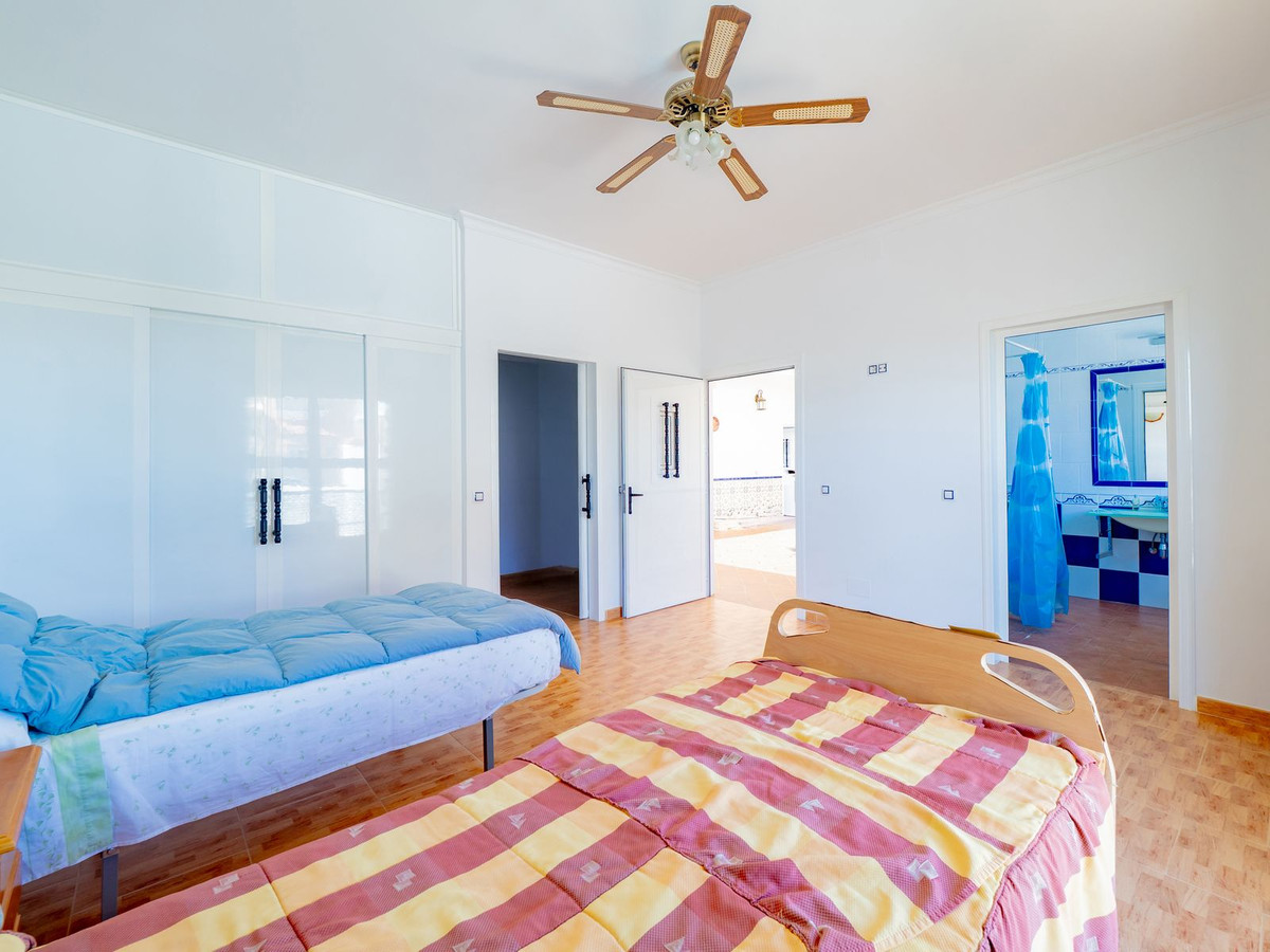Se vende Villa - Chalet de 4 dormitorios en Málaga, Málaga, España