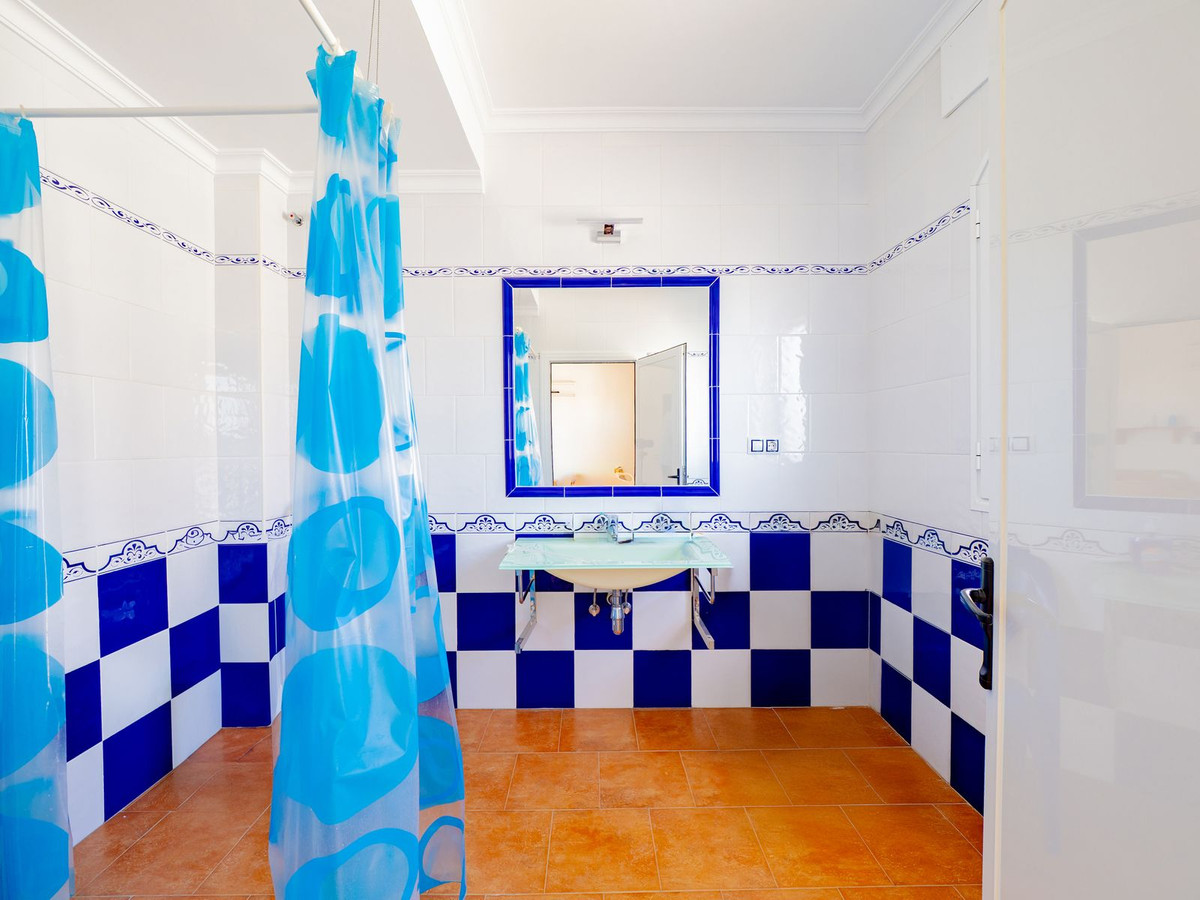 Se vende Villa - Chalet de 4 dormitorios en Málaga, Málaga, España