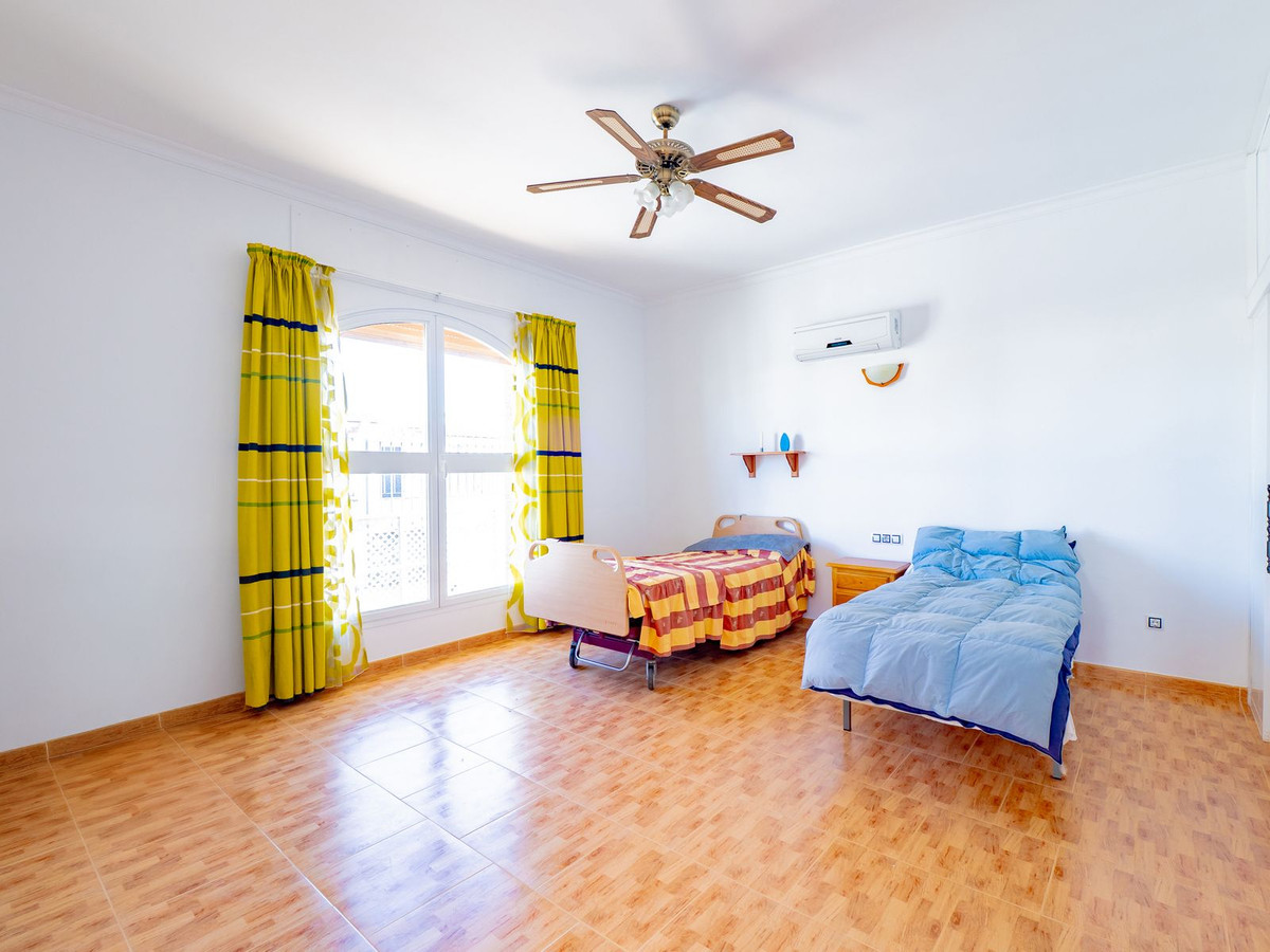 Se vende Villa - Chalet de 4 dormitorios en Málaga, Málaga, España