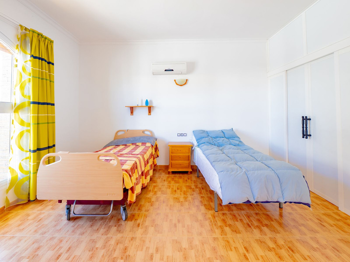 Se vende Villa - Chalet de 4 dormitorios en Málaga, Málaga, España