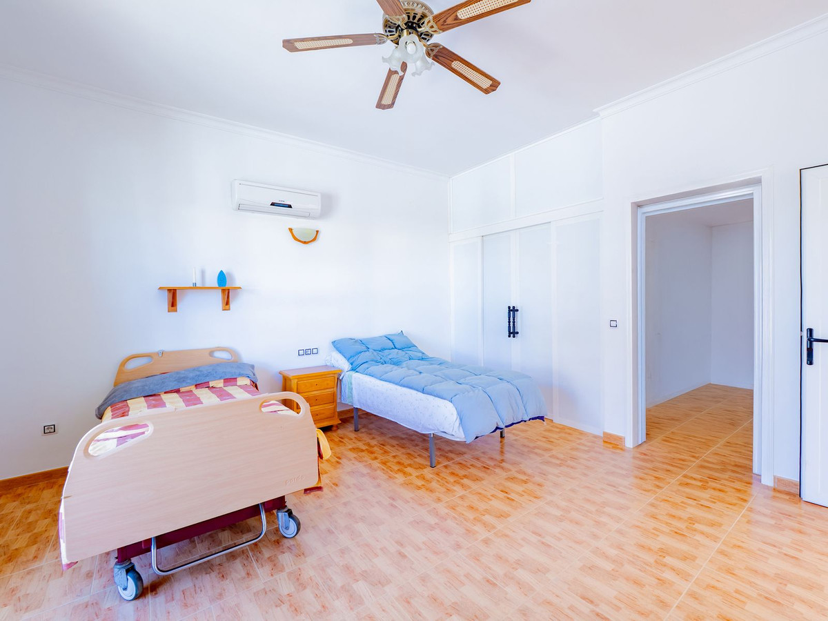 Se vende Villa - Chalet de 4 dormitorios en Málaga, Málaga, España