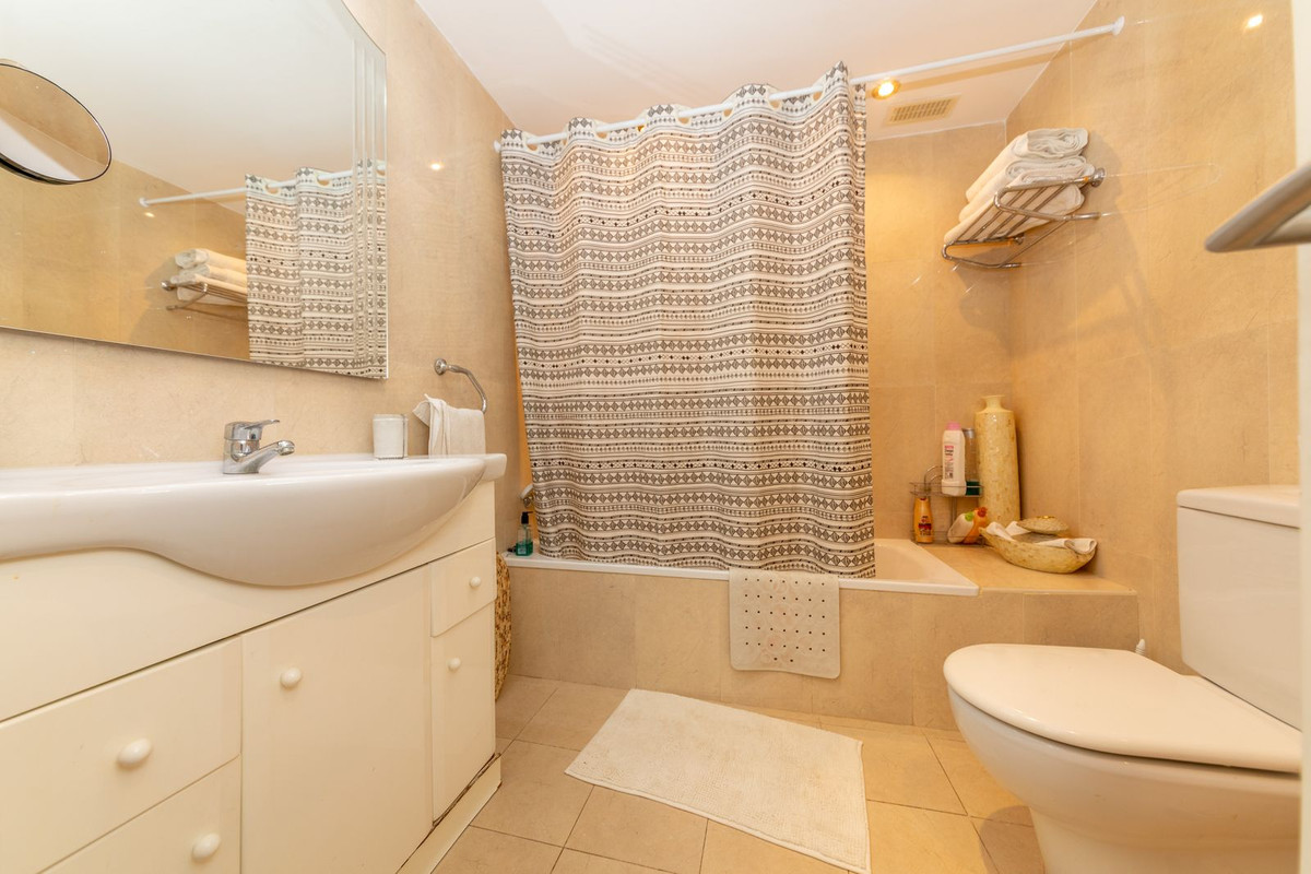 Se vende Apartamento Planta Media de 2 dormitorios en Costa Del Sol, Málaga, España
