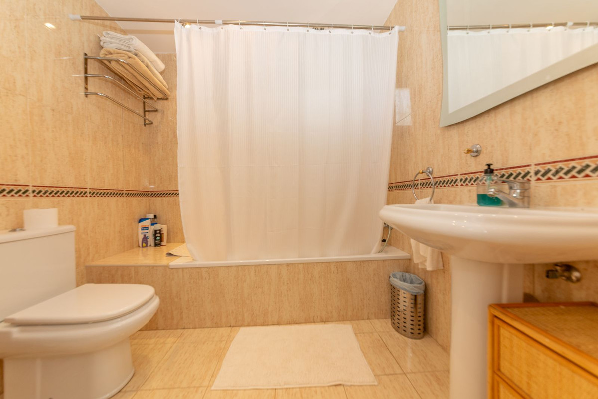 Se vende Apartamento Planta Media de 2 dormitorios en Costa Del Sol, Málaga, España