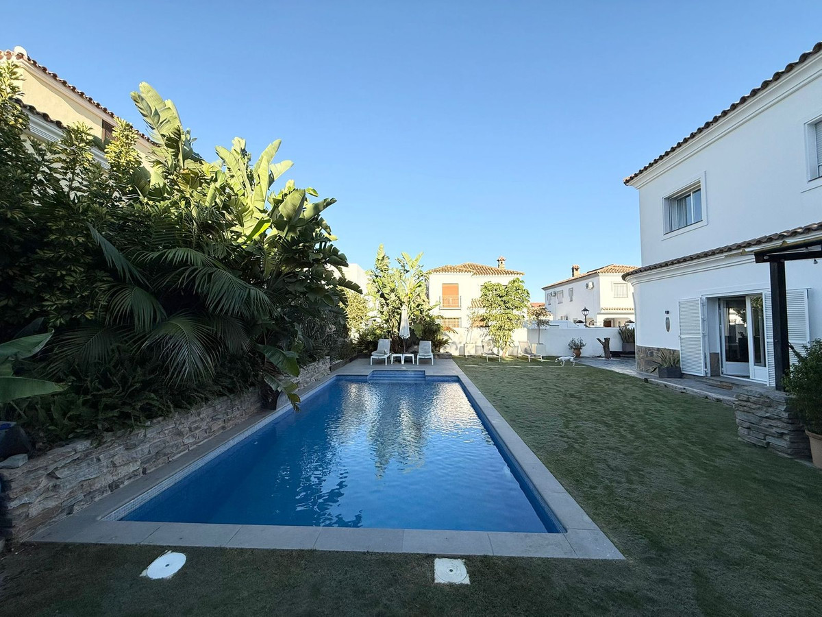 Se vende Villa - Chalet de 5 dormitorios en Costa Del Sol, Málaga, España