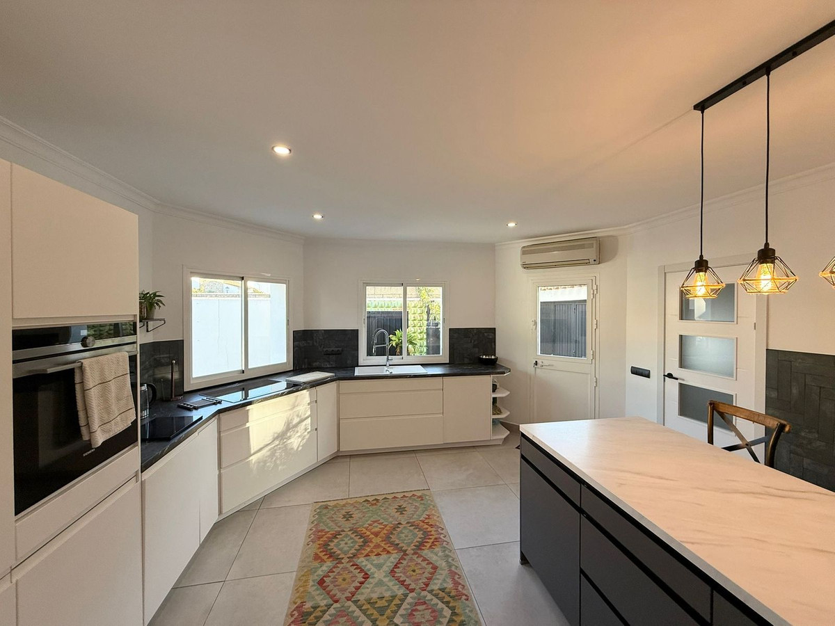 Se vende Villa - Chalet de 5 dormitorios en Costa Del Sol, Málaga, España
