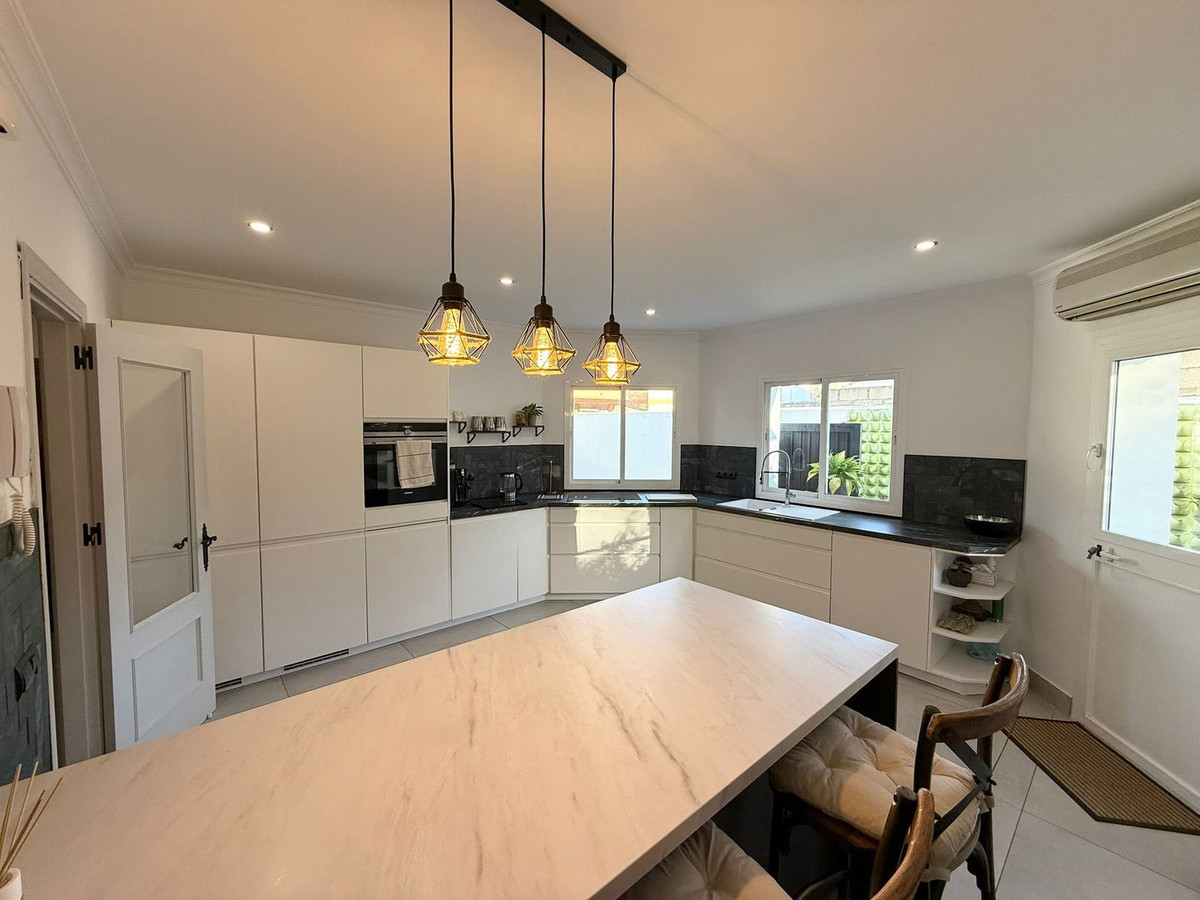 Se vende Villa - Chalet de 5 dormitorios en Costa Del Sol, Málaga, España