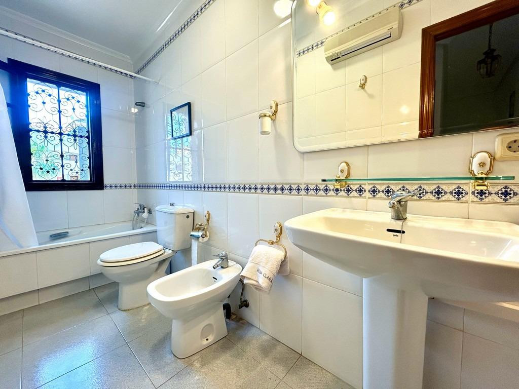 Se vende Villa - Chalet de 4 dormitorios en Costa Blanca, Alicante, España