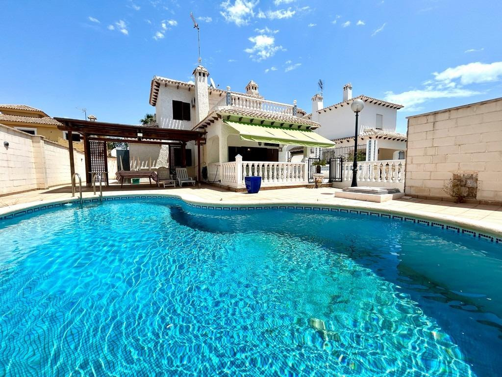 Se vende Villa - Chalet de 4 dormitorios en Costa Blanca, Alicante, España