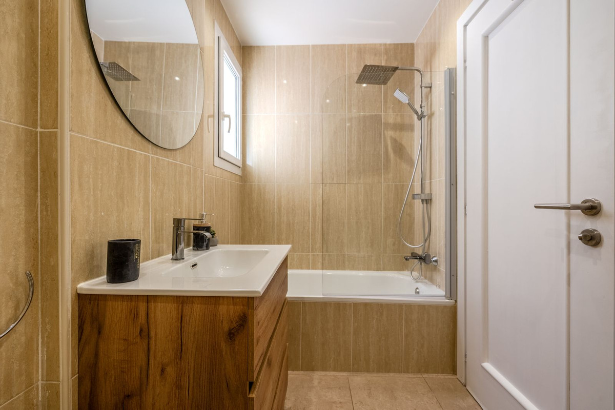 Se vende Apartamento Planta Media de 2 dormitorios en Costa Del Sol, Málaga, España