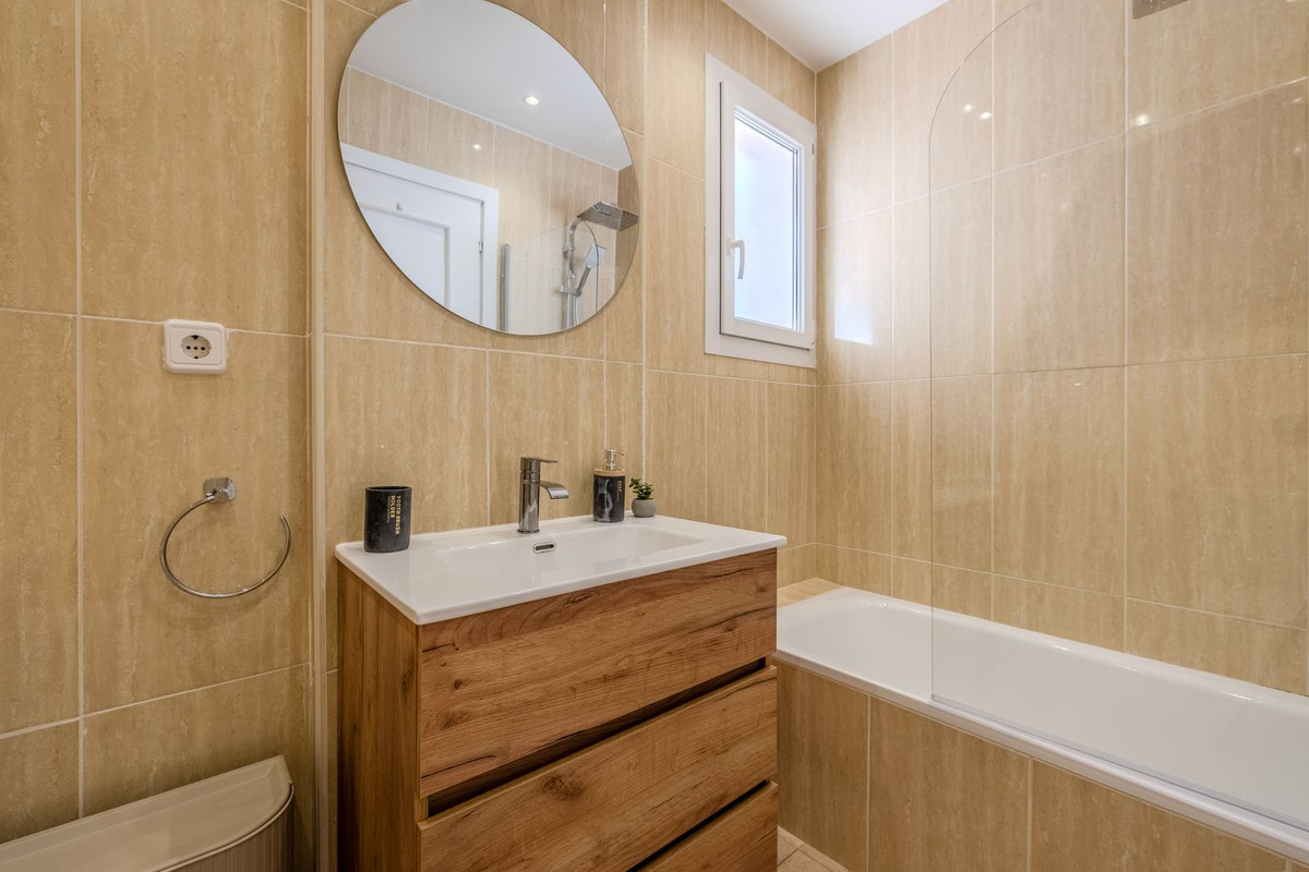 Se vende Apartamento Planta Media de 2 dormitorios en Costa Del Sol, Málaga, España