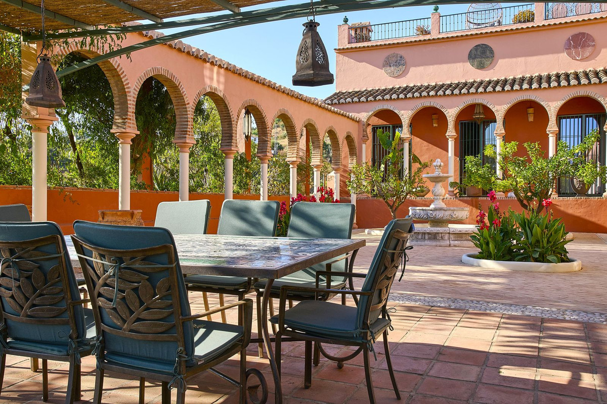 5 Bed Townhouse for sale in Comares Costa Del Sol East, Málaga, Spain
