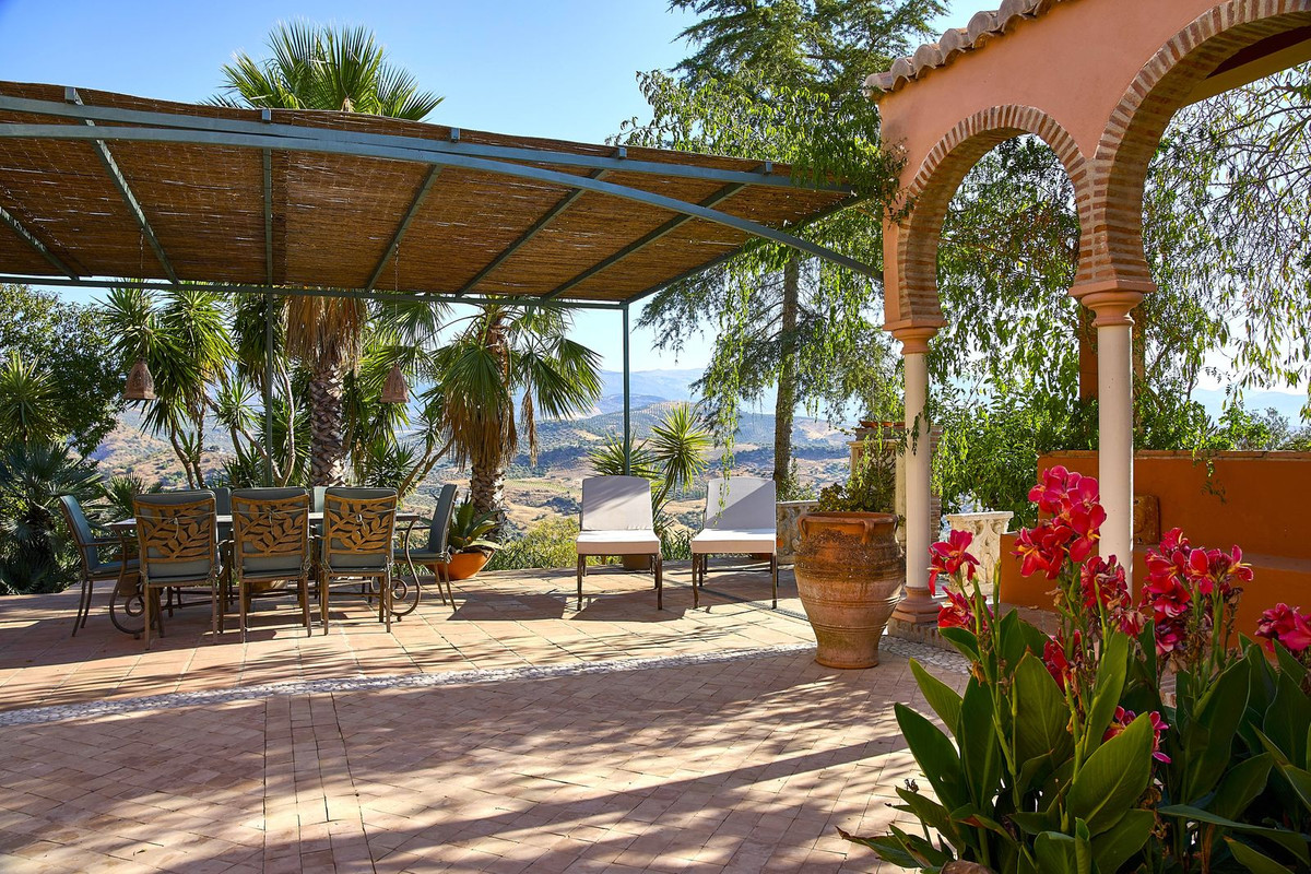 5 Bed Townhouse for sale in Comares Costa Del Sol East, Málaga, Spain