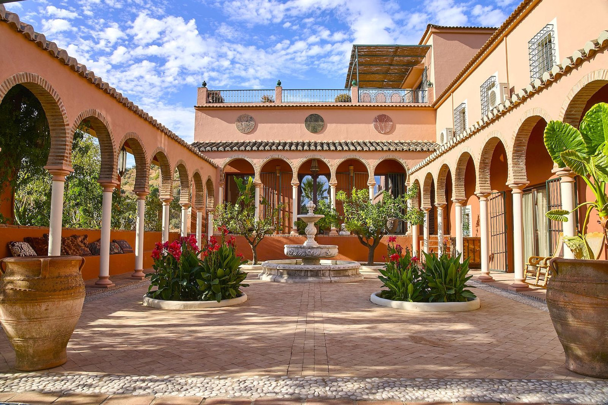5 Bed Townhouse for sale in Comares Costa Del Sol East, Málaga, Spain