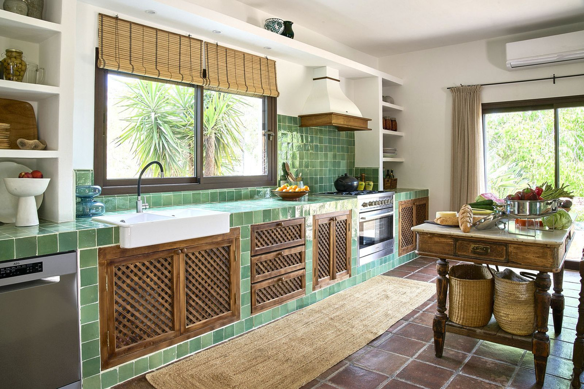 5 Bed Townhouse for sale in Comares Costa Del Sol East, Málaga, Spain