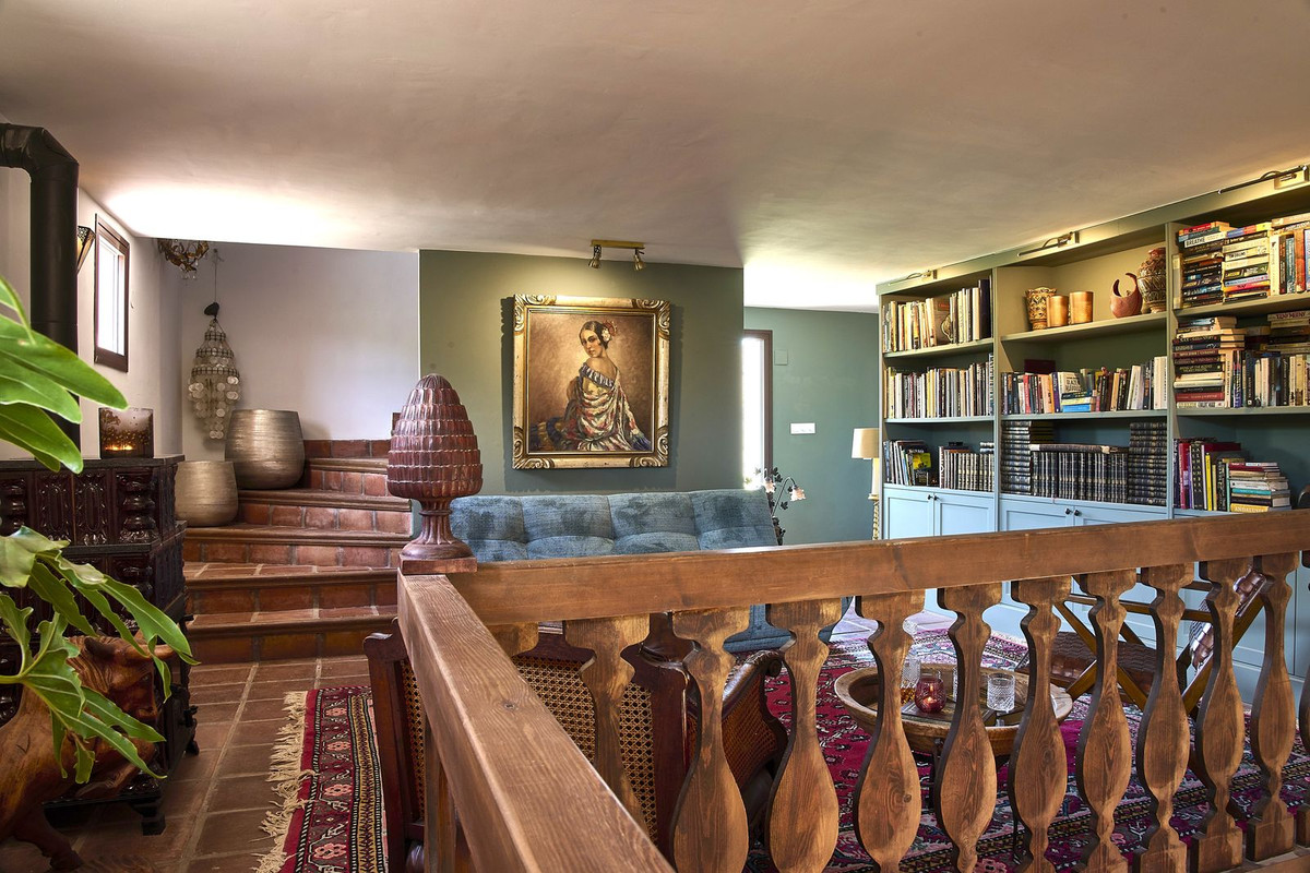 5 Bed Townhouse for sale in Comares Costa Del Sol East, Málaga, Spain