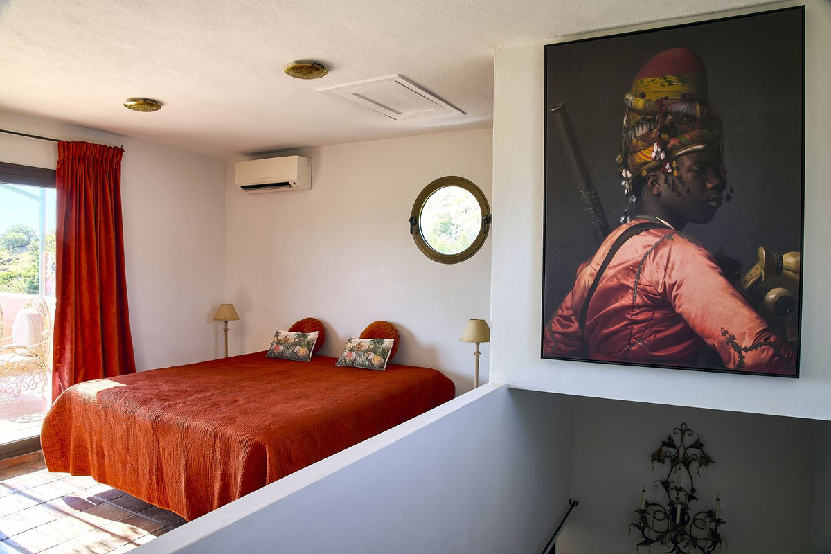 5 Bed Townhouse for sale in Comares Costa Del Sol East, Málaga, Spain