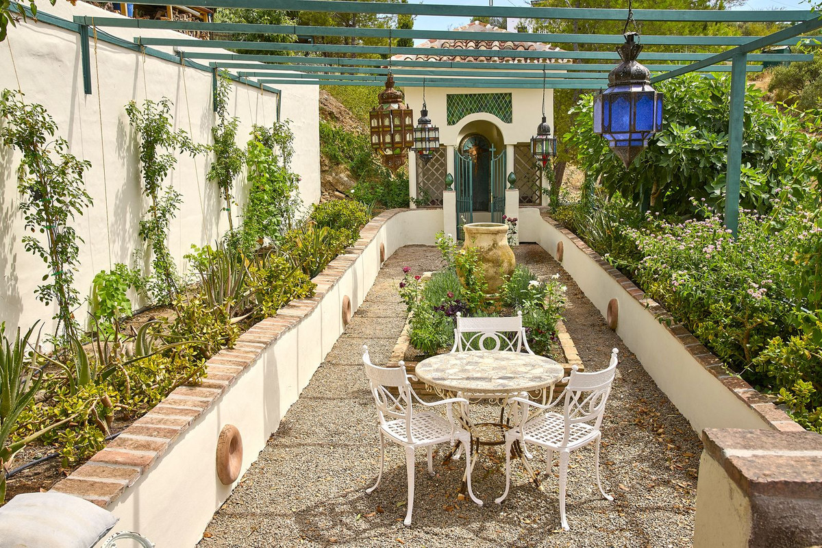 5 Bed Townhouse for sale in Comares Costa Del Sol East, Málaga, Spain