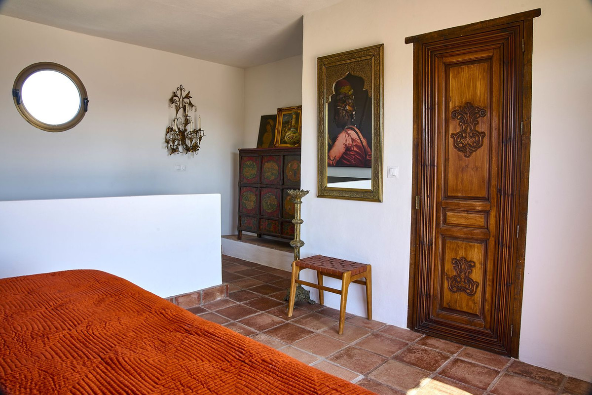 5 Bed Townhouse for sale in Comares Costa Del Sol East, Málaga, Spain