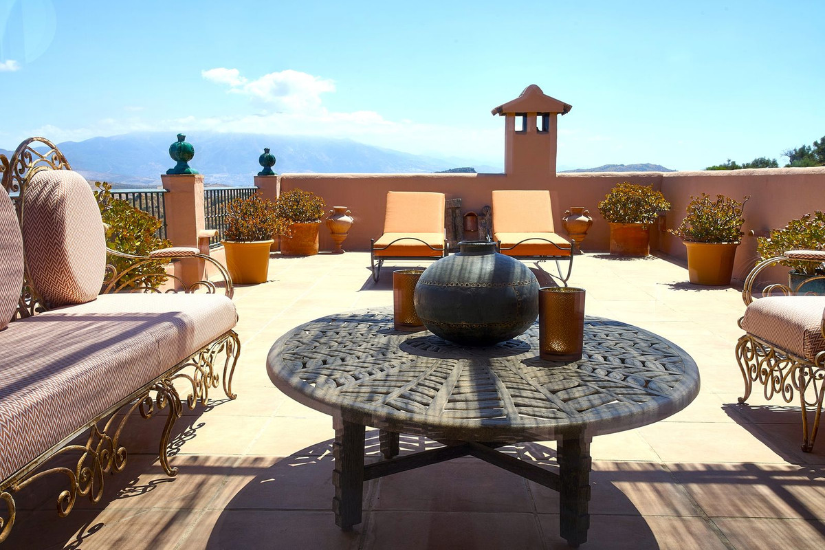 5 Bed Townhouse for sale in Comares Costa Del Sol East, Málaga, Spain