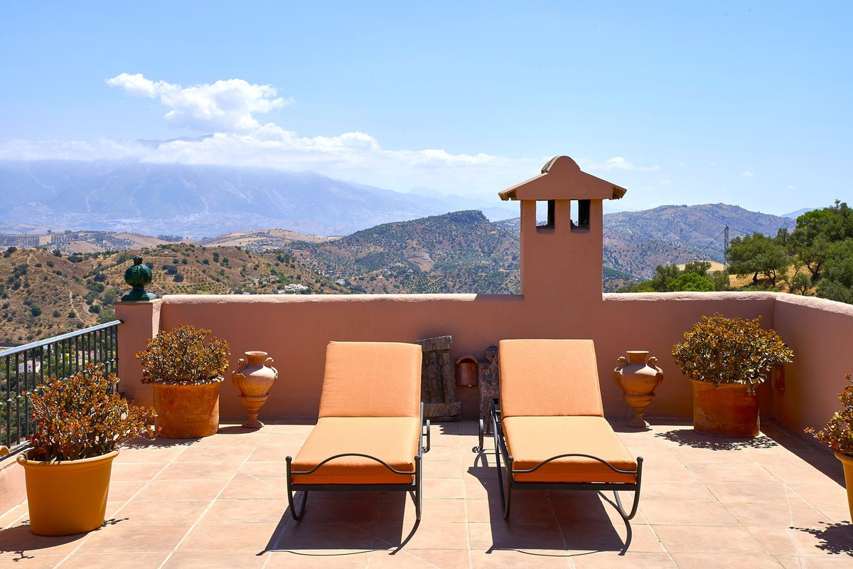 5 Bed Townhouse for sale in Comares Costa Del Sol East, Málaga, Spain