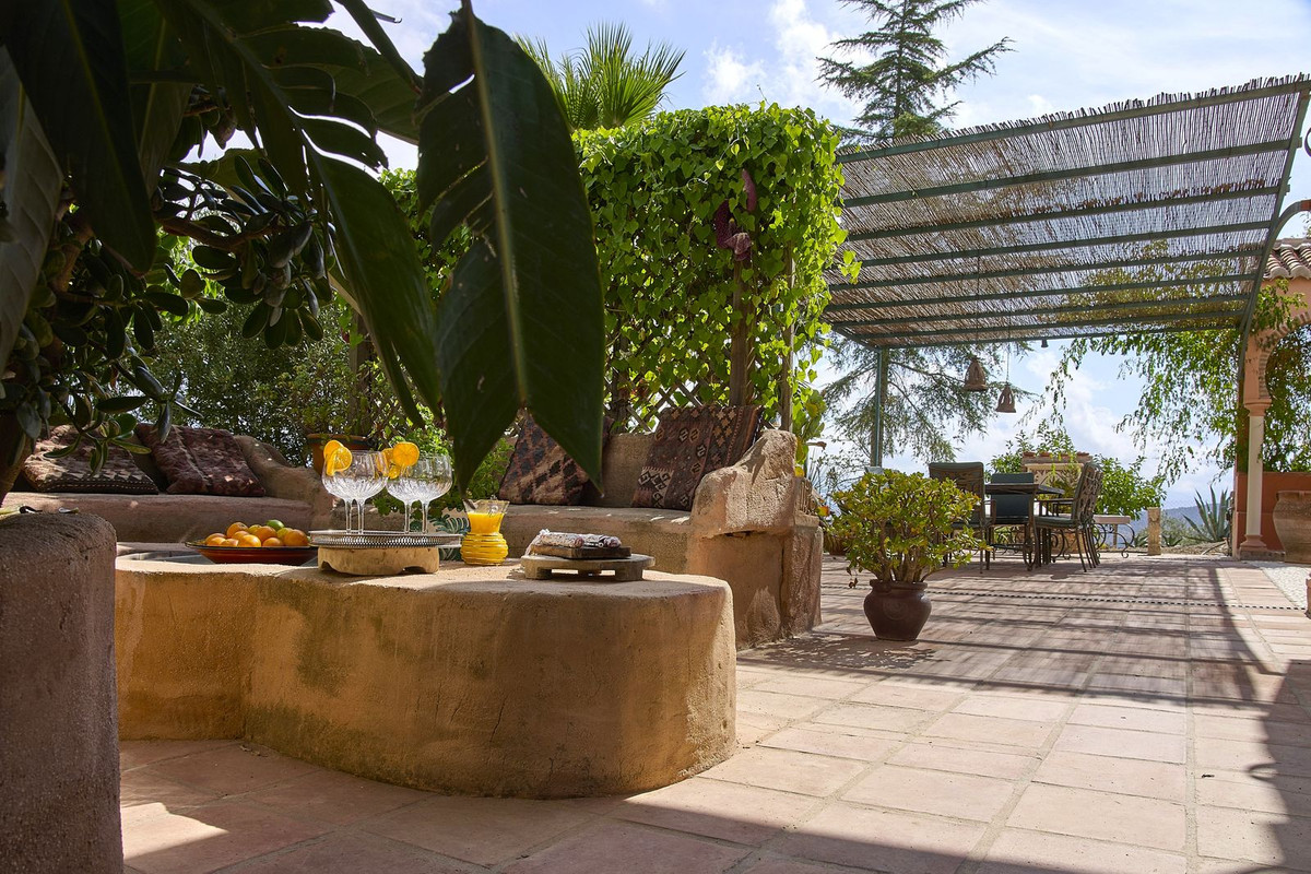 5 Bed Townhouse for sale in Comares Costa Del Sol East, Málaga, Spain