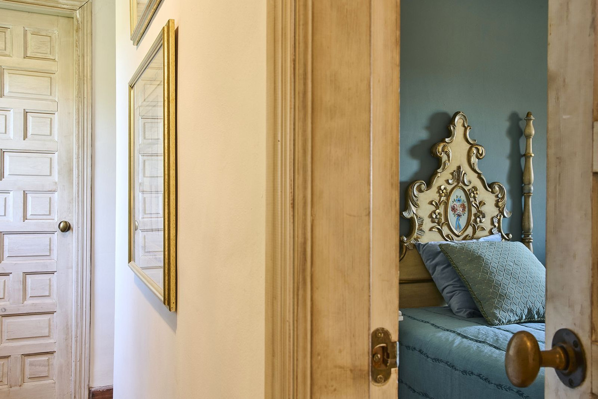 5 Bed Townhouse for sale in Comares Costa Del Sol East, Málaga, Spain