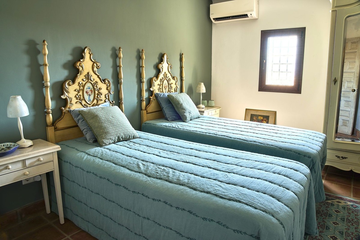 5 Bed Townhouse for sale in Comares Costa Del Sol East, Málaga, Spain