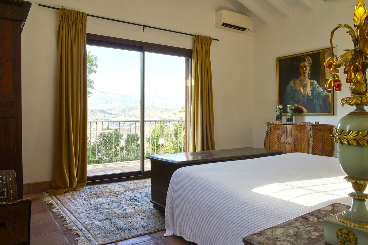 5 Bed Townhouse for sale in Comares Costa Del Sol East, Málaga, Spain
