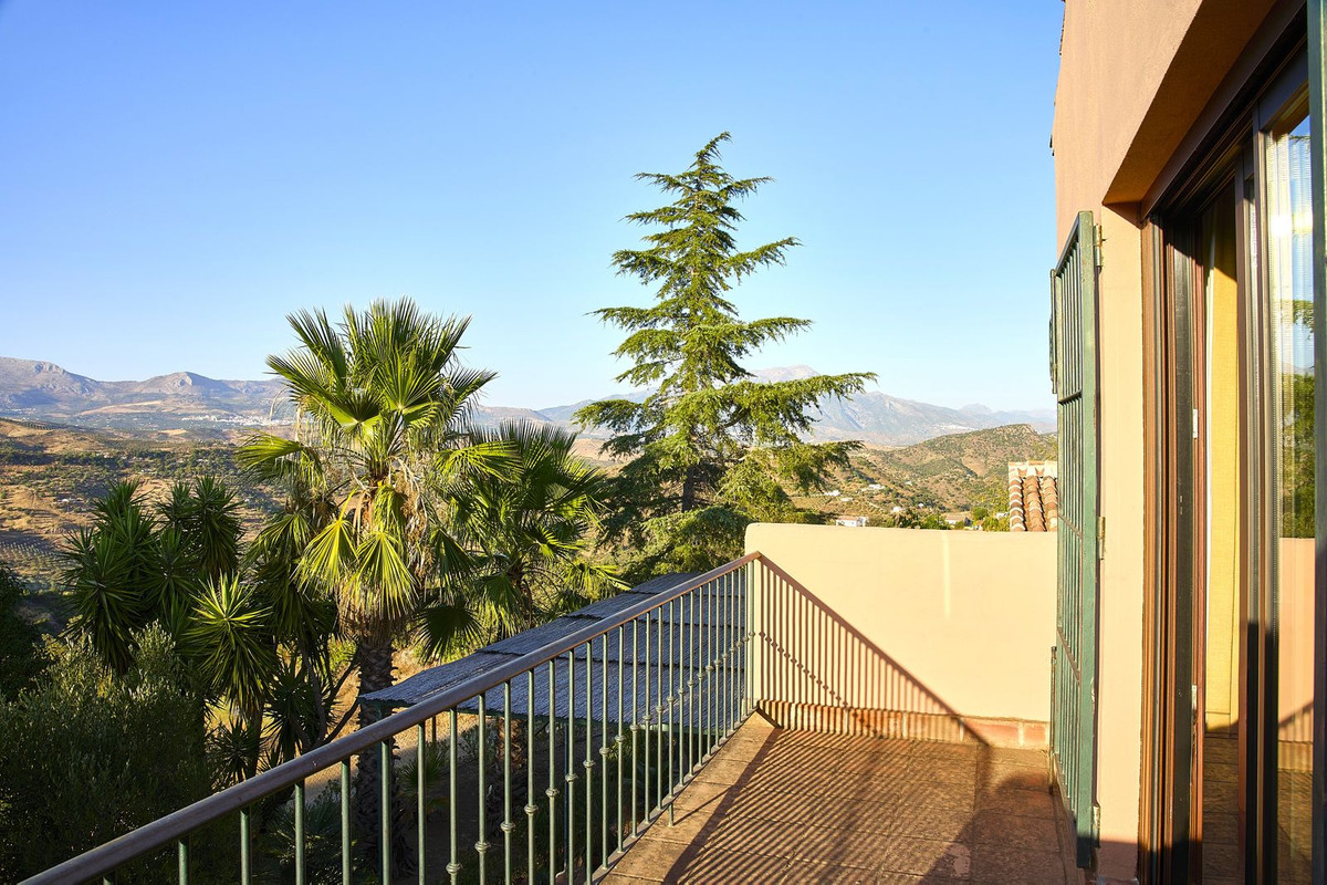 5 Bed Townhouse for sale in Comares Costa Del Sol East, Málaga, Spain