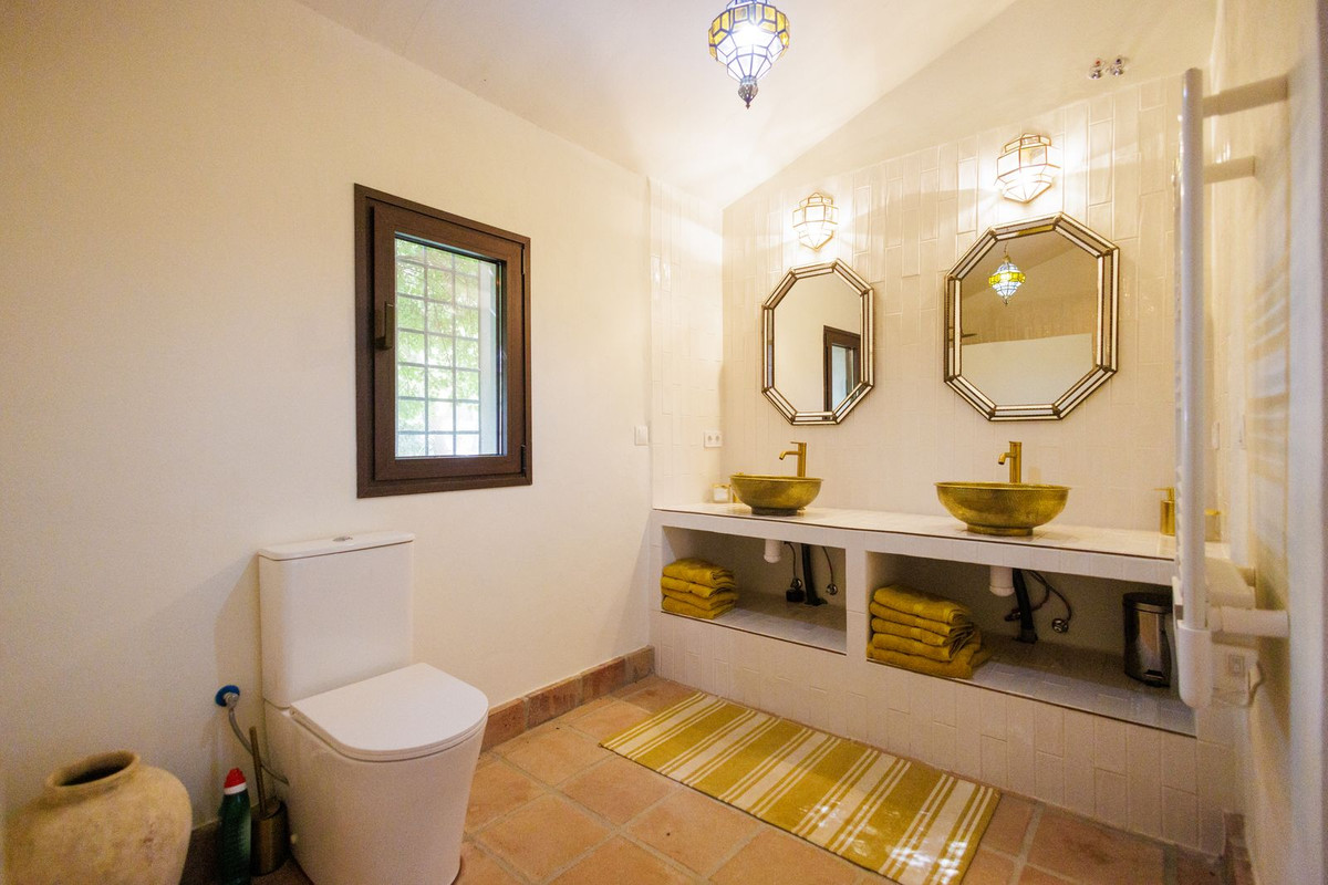 5 Bed Townhouse for sale in Comares Costa Del Sol East, Málaga, Spain