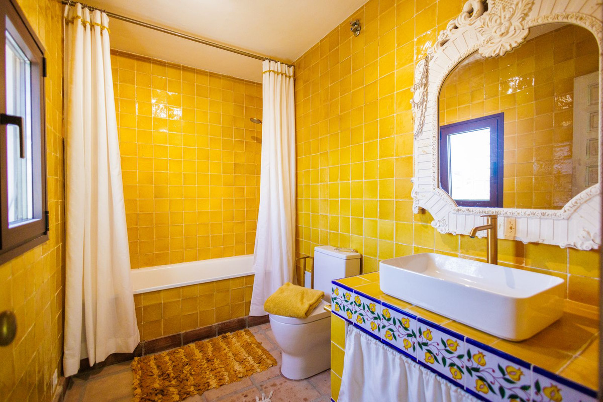 5 Bed Townhouse for sale in Comares Costa Del Sol East, Málaga, Spain