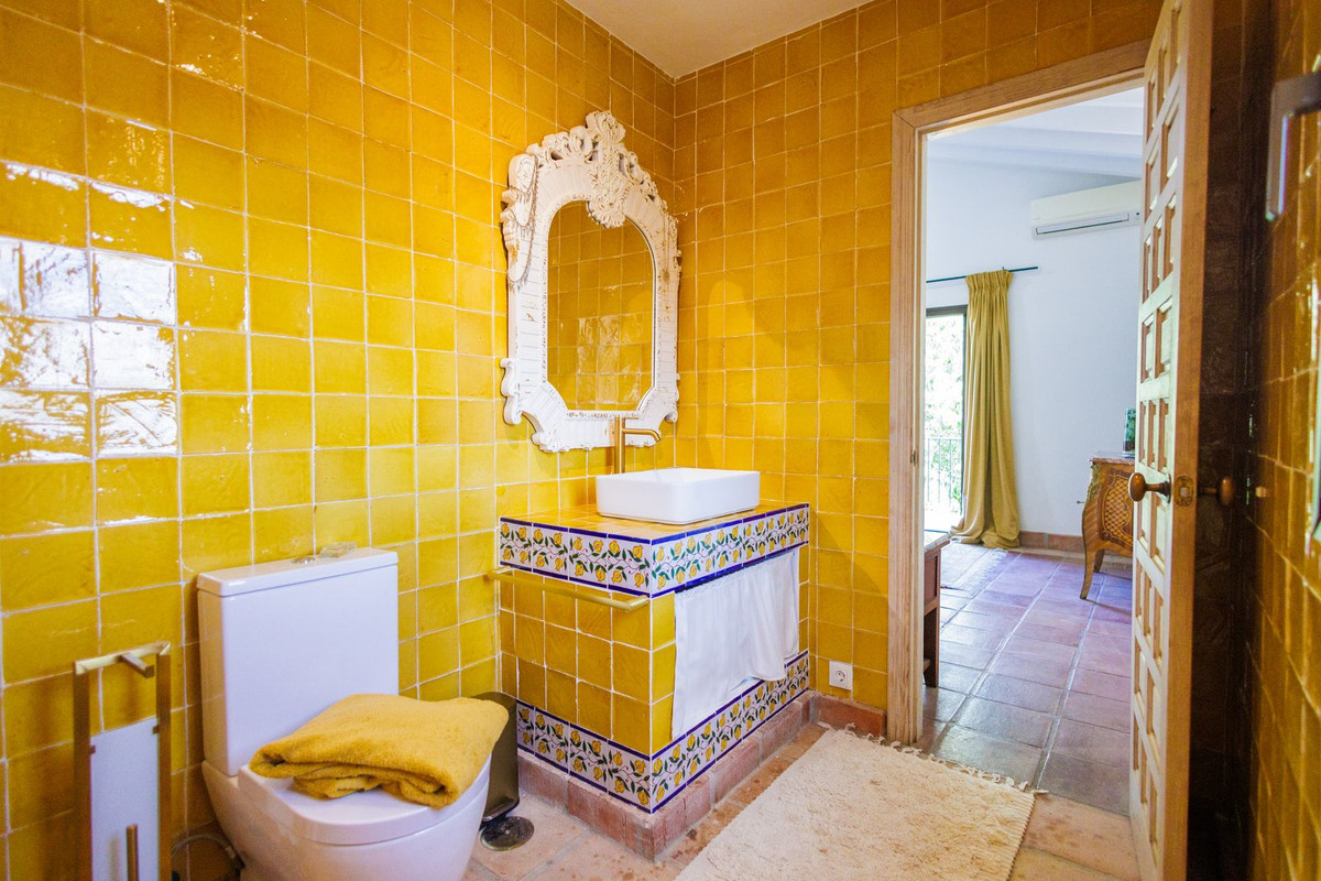 5 Bed Townhouse for sale in Comares Costa Del Sol East, Málaga, Spain