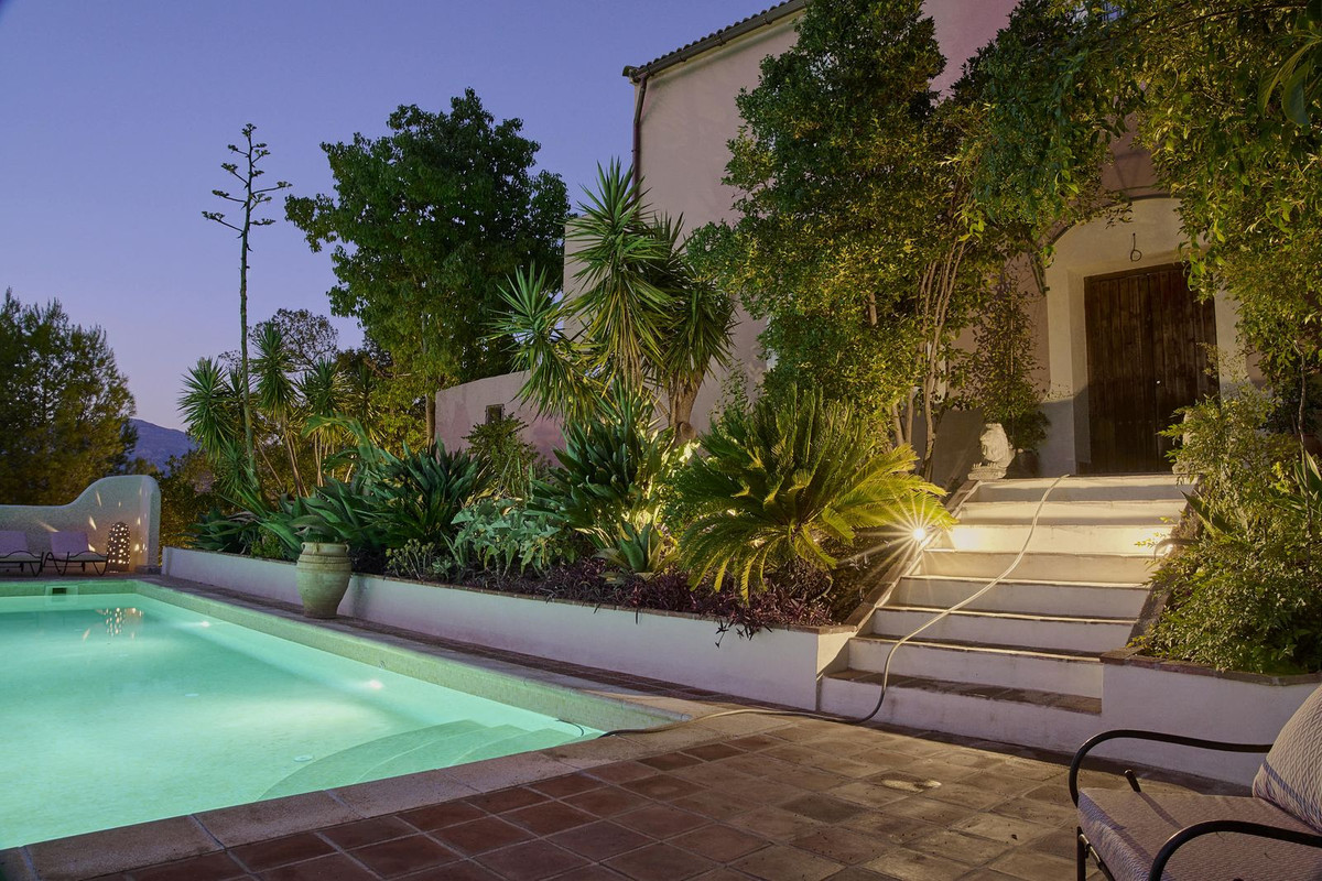 5 Bed Townhouse for sale in Comares Costa Del Sol East, Málaga, Spain