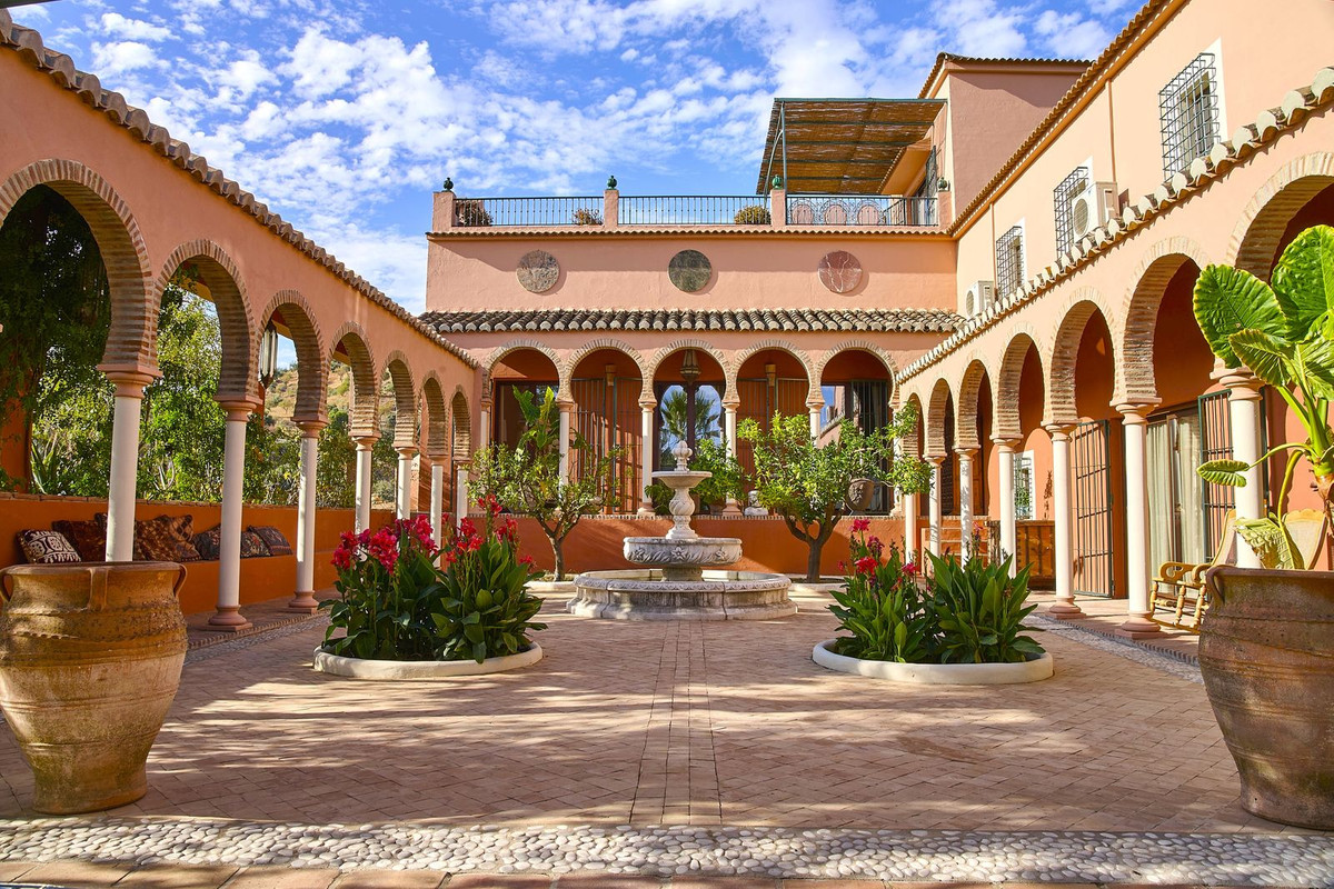 5 Bed Townhouse for sale in Comares Costa Del Sol East, Málaga, Spain