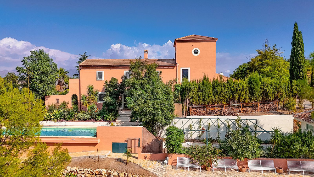 5 Bed Townhouse for sale in Comares Costa Del Sol East, Málaga, Spain