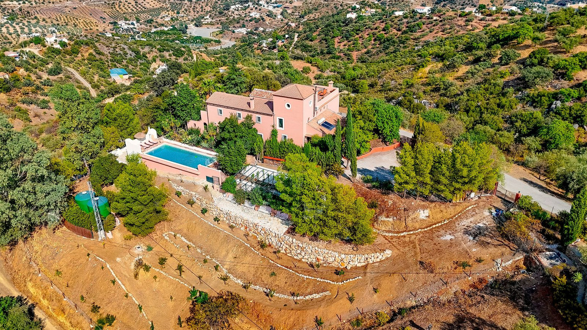 5 Bed Townhouse for sale in Comares Costa Del Sol East, Málaga, Spain
