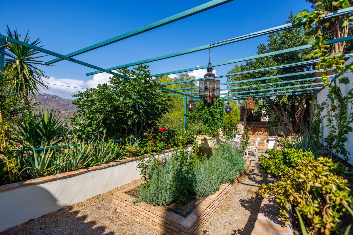 5 Bed Townhouse for sale in Comares Costa Del Sol East, Málaga, Spain