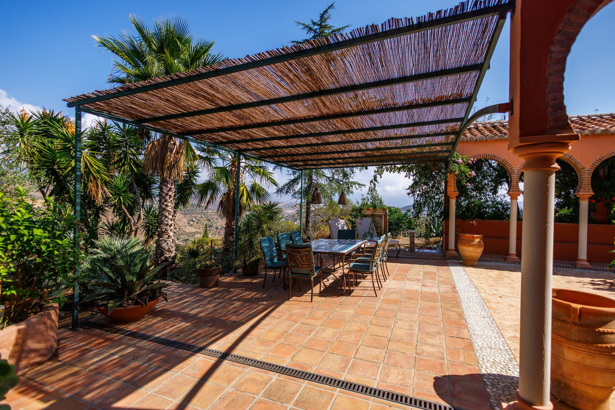 5 Bed Townhouse for sale in Comares Costa Del Sol East, Málaga, Spain