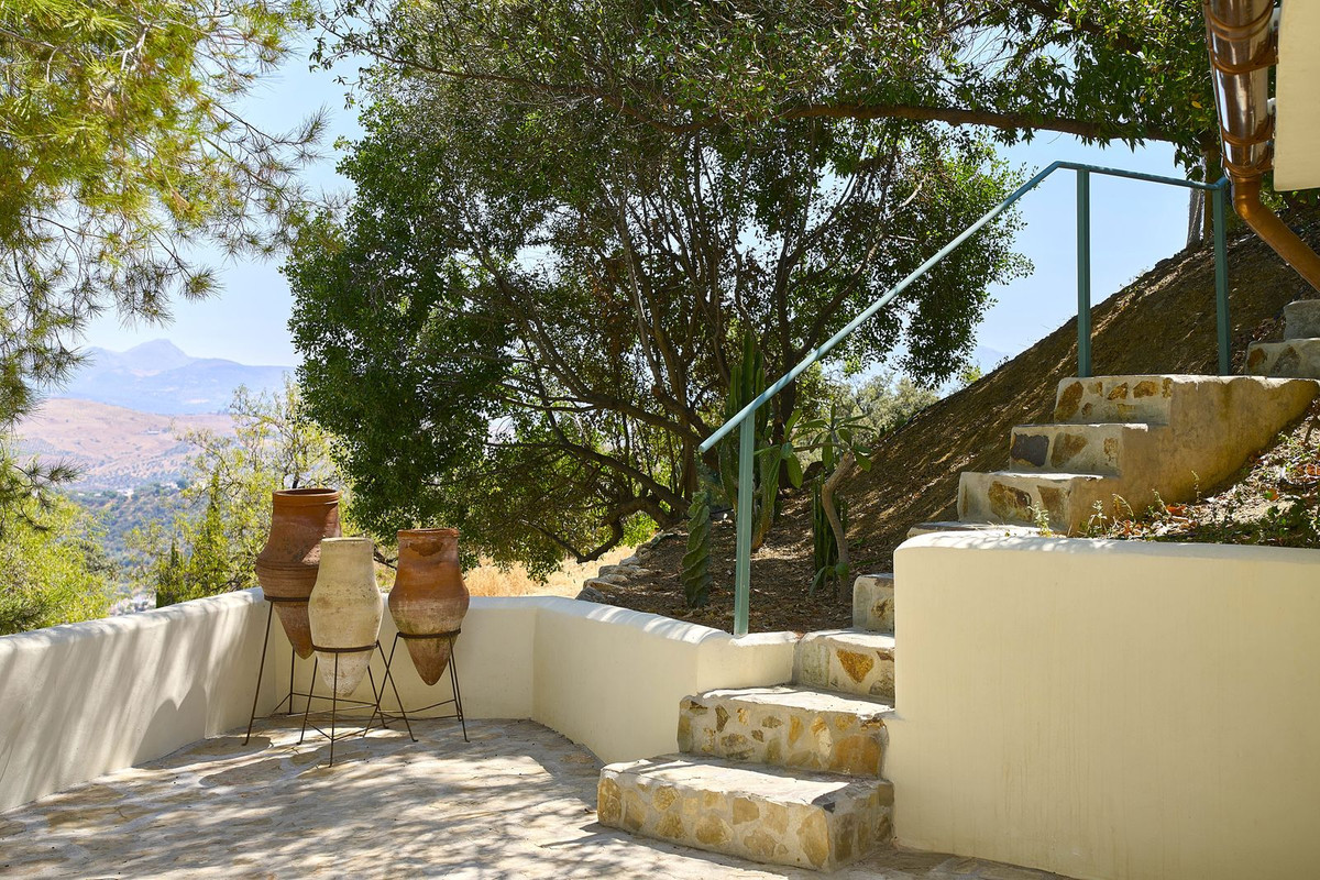 5 Bed Townhouse for sale in Comares Costa Del Sol East, Málaga, Spain