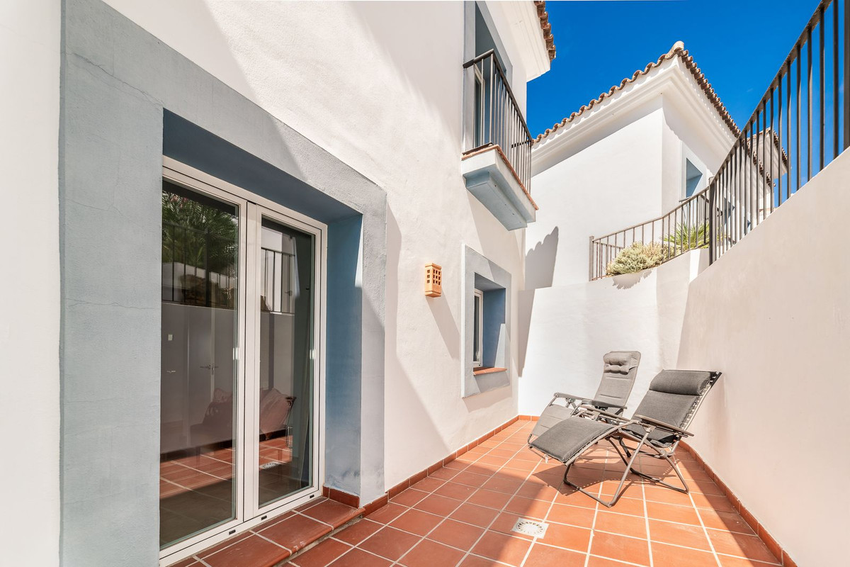 3 Bed Apartment for sale in El Paraiso Costa Del Sol, Málaga, Spain