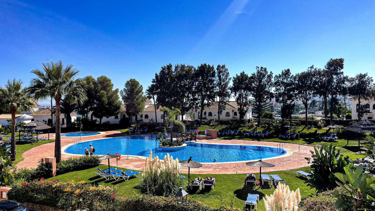 2 Bed Apartment for sale in La Duquesa Costa Del Sol, Málaga, Spain