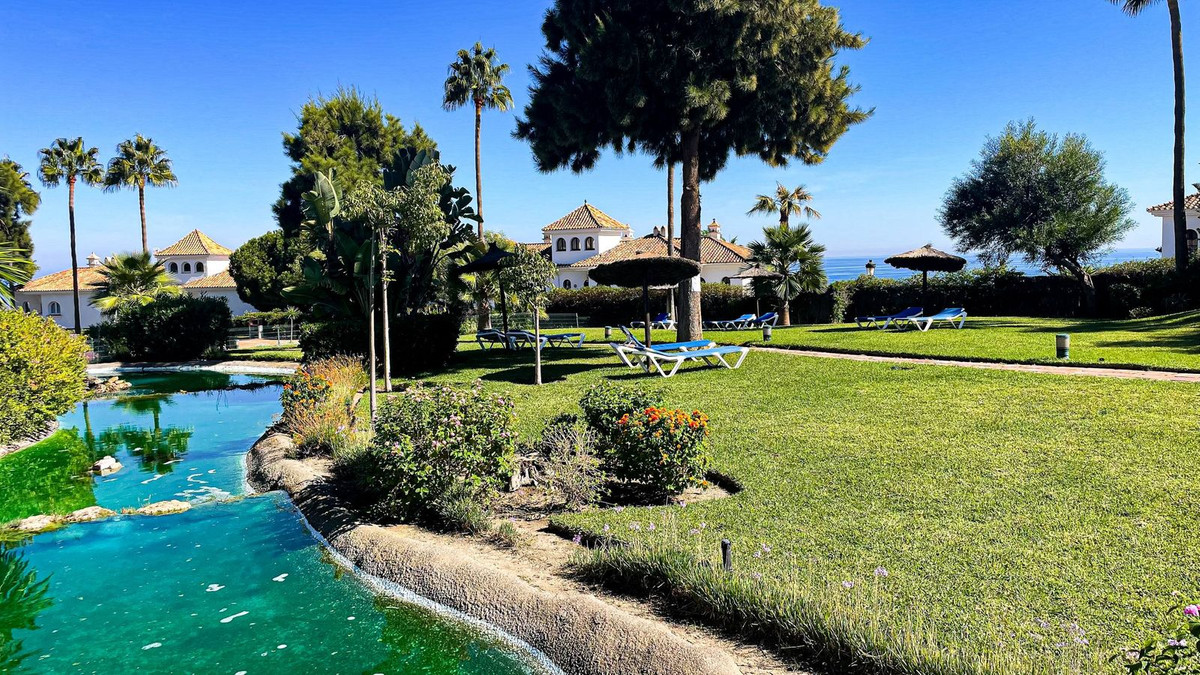 2 Bed Apartment for sale in La Duquesa Costa Del Sol, Málaga, Spain