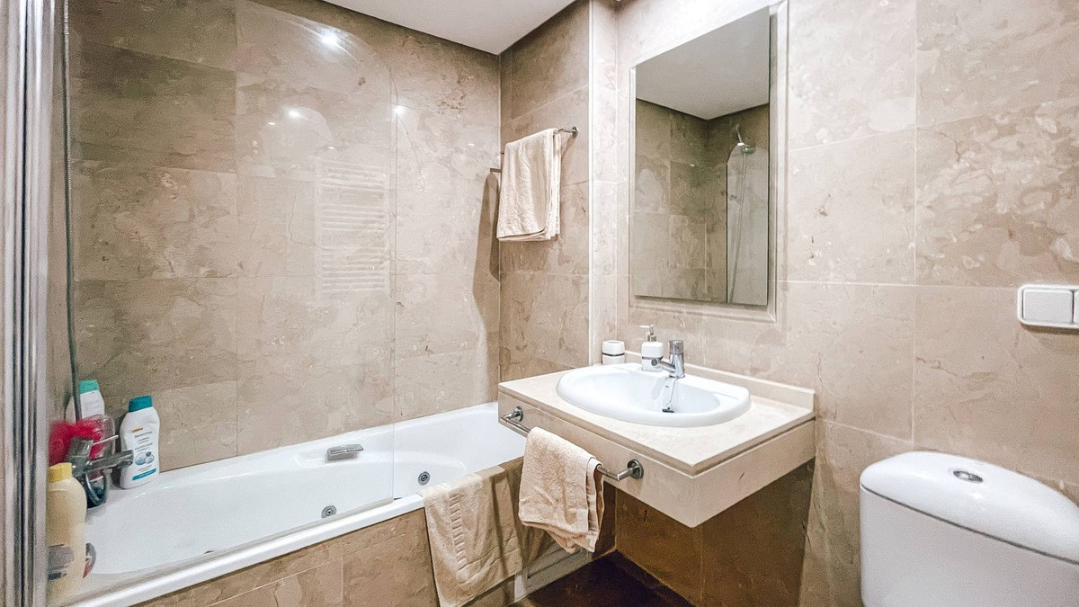 2 Bed Apartment for sale in La Duquesa Costa Del Sol, Málaga, Spain