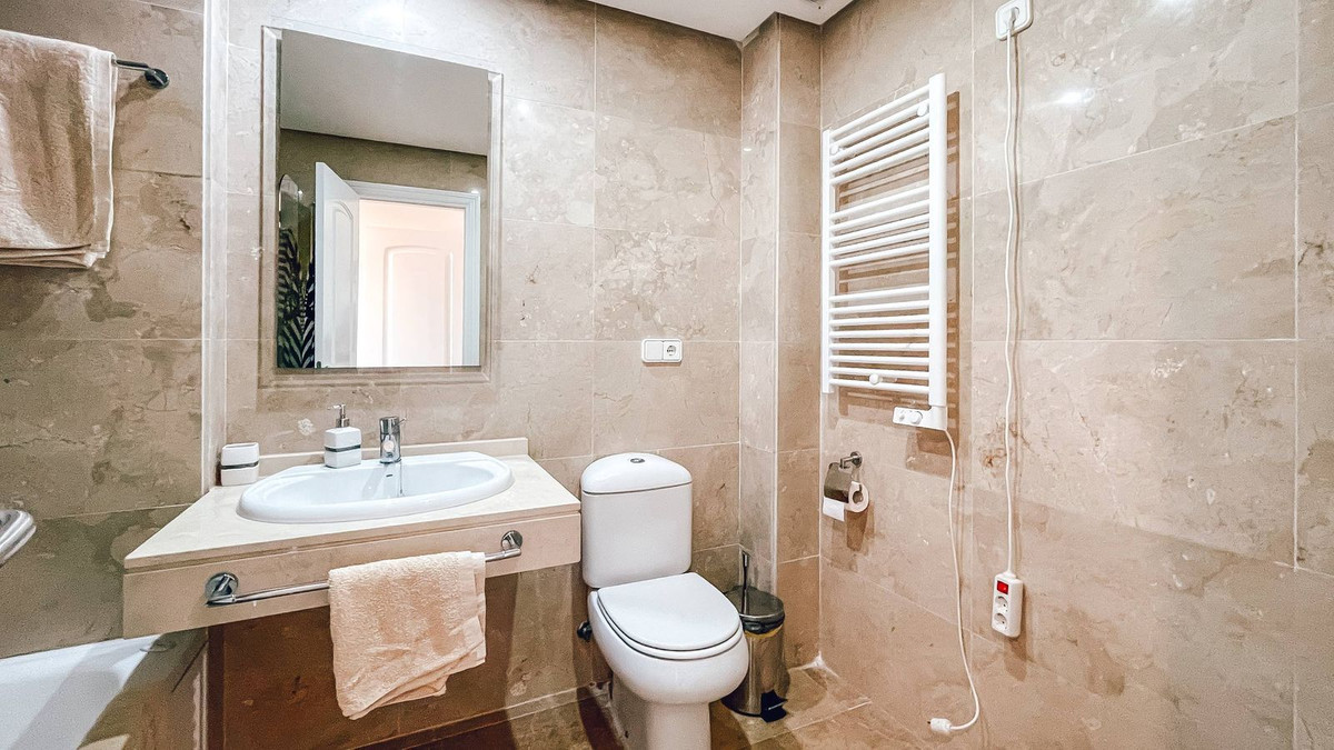 2 Bed Apartment for sale in La Duquesa Costa Del Sol, Málaga, Spain