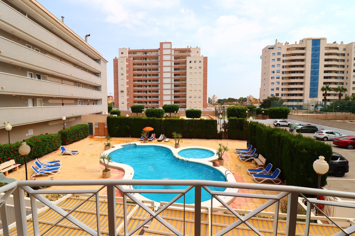 Se vende Apartamento Planta Media de 2 dormitorios en Costa Blanca, Alicante, España