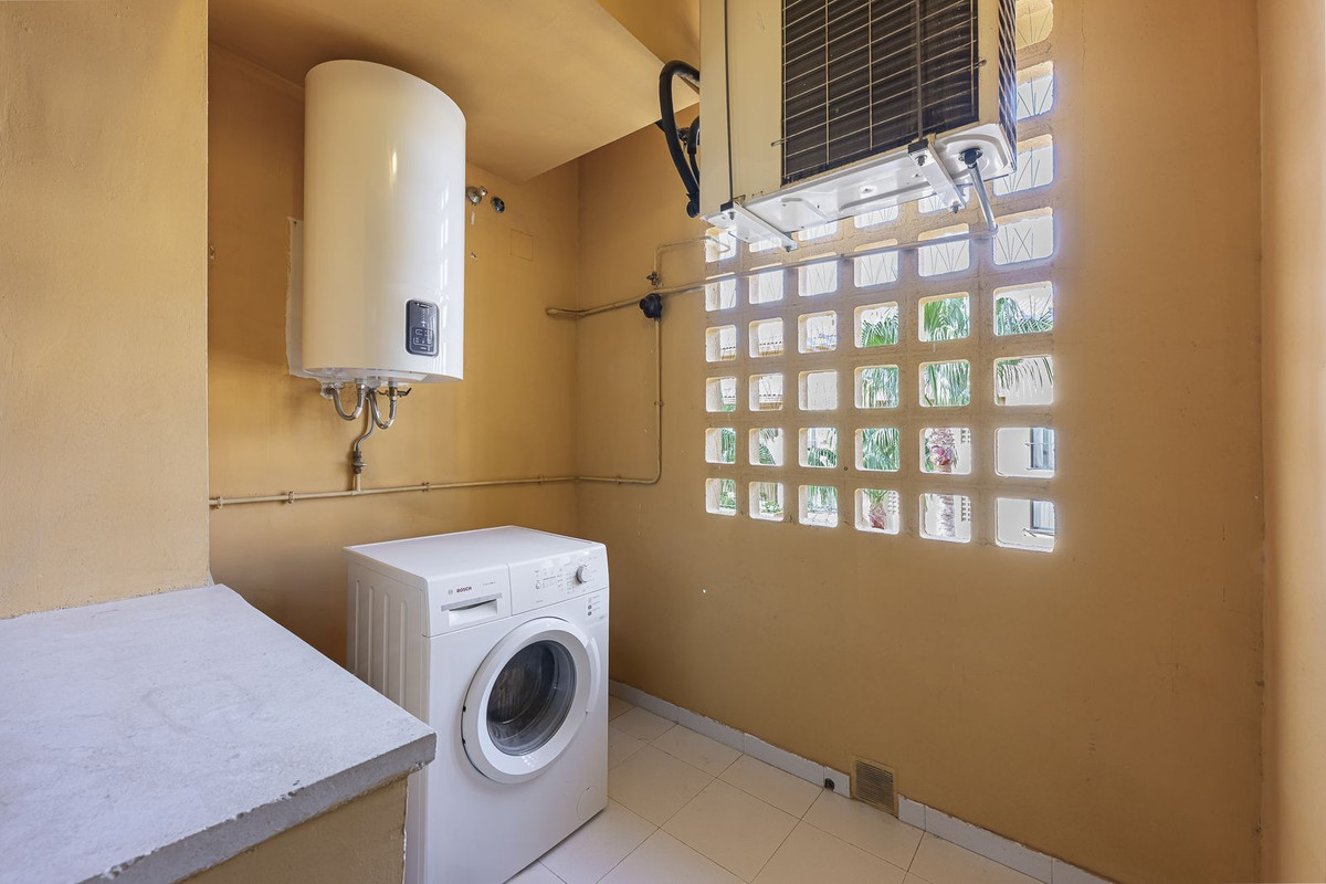 3 Bed Apartment for sale in San Pedro De Alcántara Costa Del Sol, Málaga, Spain